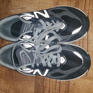 New Balance sneakers Boys Size 2 Black Grey &White